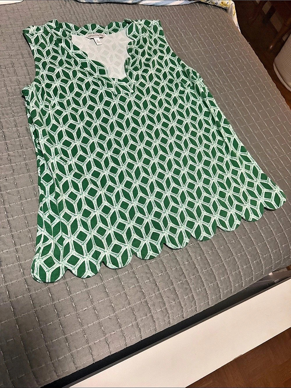 Crown & Ivy Green & White Geometric Sleeveless Top Size Small